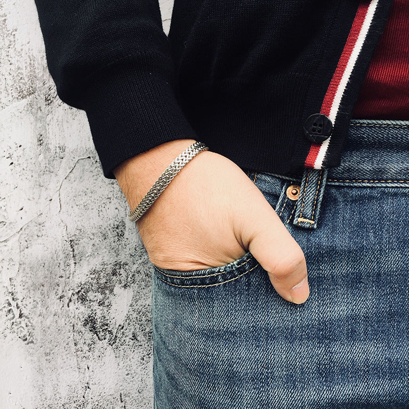 Modernes Edelstahl-Armband mit geometrischem Design