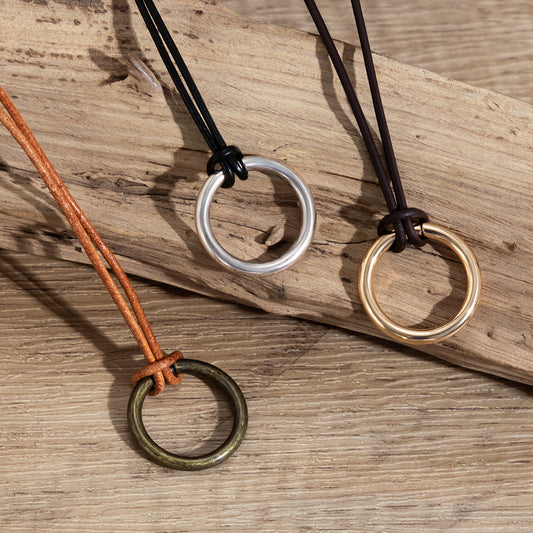 Halskette mit Wachsfaden und Kreisanhänger im Retro-Layering-Stil